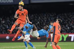 Db Napoli 03/12/2023 - campionato di calcio serie A / Napoli-Inter / foto Daniele Buffa/Image Sport
nella foto: Victor Osimhen-Francesco Acerbi-Hakan Calhanoglu