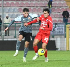 Alessandria Serie C, 2023/2024, Alessandria-Fiorenzuola 0-1, giocata allo stadio Giuseppe Moccagatta, nella foto:  Giuseppe Anatriello contrastato da Enrico Di Gesu'