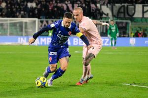Palermo, Italy, 27 December 2025. Renzo Barbera Stadium, Palermo vs Padova, match valid for the 2025/2026 Serie B championship. In the photo: Papu Gomez (Padova) and Antonio Palumbo (Palermo FC)