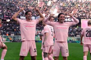 Palermo, Italy, 21 February 2026. Renzo Barbera Stadium, Palermo FC vs FC Sudtirol, match valid for the 2025/2026 Serie B championship. In the photo: Celebration Pietro Ceccaroni (Palermo FC) and Tommaso Augello (Palermo FC)