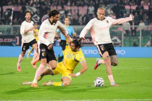 Palermo, Italy, 1 November 2025. Renzo Barbera Stadium, Palermo vs Pescara, match valid for the 2025/2026 Serie B championship. In the photo: Antonio Palumbo (Palermo FC) Bartosz Bereszynski (Palermo FC) and Antonio Di Nardo (Pescara)