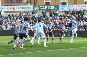 Alessandria, Serie B, 2021/2022, Alessandria-Spal 2-2, giocata allo stadio Giuseppe Moccagatta, nella foto: Valerio Mantovani contrastato da Raffaele Celia