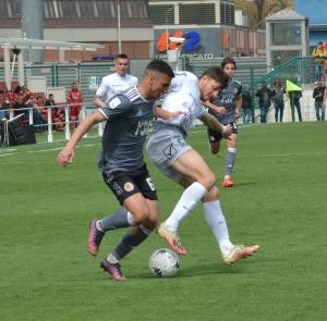 Alessandria, Serie B, 2021/2022, Alessandria-Pordenone 2-0, giocata allo stadio Giuseppe Moccagatta, nella foto: Tommaso Milanese contrastato da Emanuele Torrasi