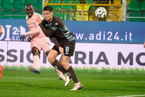 Palermo, Italia, 7 febbraio 2026. Stadio Renzo Barbera, Palermo vs Empoli, match valido per il campionato di Serie B 2025/2026. Nella foto: Emmanuel Gyasi (Palermo FC) e Luca Magnino (Empoli FC)