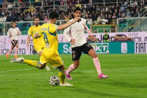 Palermo, Italia, 1 novembre 2025. Stadio Renzo Barbera, Palermo vs Pescara, match valido per il campionato di Serie B 2025/2026. Nella foto: Fabrizio Caligara (Pescara) e Pietro Ceccaroni (Palermo FC)