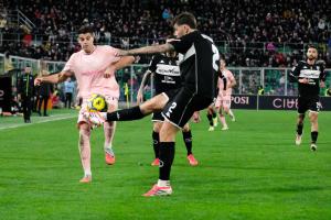 Palermo, Italy, 18 January 2026. Renzo Barbera Stadium, Palermo vs Spezia, match valid for the 2025/2026 Serie B championship. In the photo: Niccolo' Pierozzi (Palermo FC) and Przemyslaw Wisniewski (Spezia)