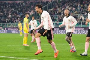 Palermo, Italia, 1 novembre 2025. Stadio Renzo Barbera, Palermo vs Pescara, match valido per il campionato di Serie B 2025/2026. Nella foto: Esultanza Jacopo Segre (Palermo FC)