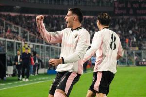 Palermo, Italia, 1 novembre 2025. Stadio Renzo Barbera, Palermo vs Pescara, match valido per il campionato di Serie B 2025/2026. Nella foto: Esultanza Palermo Jeremy Le Douaron (Palermo FC) e Jacopo Segre (Palermo FC)