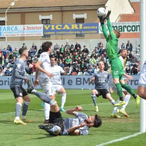 Alessandria, Serie B, 2021/2022, Alessandria-Pordenone 2-0, giocata allo stadio Giuseppe Moccagatta, nella foto: Giacomo Bindi blocca la palla