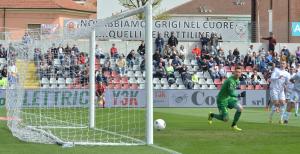 Alessandria, Serie B, 2021/2022, Alessandria-Pordenone 2-0, giocata allo stadio Giuseppe Moccagatta, nella foto: il pallone calciato da Tommaso Milanese entra in rete per il raddoppio dell'Alessandria