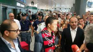 L'arrivo a Malpensa di Carlos Bacca