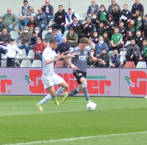 Alessandria, Serie B, 2021/2022, Alessandria-Pordenone 2-0, giocata allo stadio Giuseppe Moccagatta, nella foto: Gabriel Lunetta contrastato da Alessio Sabbione