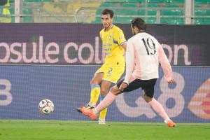 Palermo, Italia, 1 novembre 2025. Stadio Renzo Barbera, Palermo vs Pescara, match valido per il campionato di Serie B 2025/2026. Nella foto: Riccardo Capellini (Pescara) e Bartosz Bereszynski (Palermo FC)