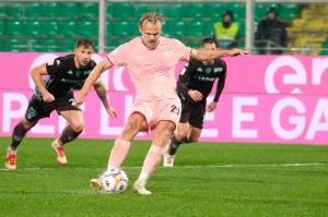 Palermo, Italia, 7 febbraio 2026. Stadio Renzo Barbera, Palermo vs Empoli, match valido per il campionato di Serie B 2025/2026. Nella foto: Rigore Joel Pohjanpalo (Palermo FC)