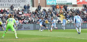 Alessandria, Serie B, 2021/2022, Alessandria-Spal 2-2, giocata allo stadio Giuseppe Moccagatta, nella foto: Giuseppe Prestia contrastato da Marco Pinato e Marco Mancosu