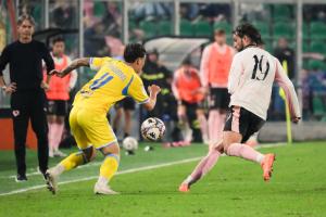 Palermo, Italy, 1 November 2025. Renzo Barbera Stadium, Palermo vs Pescara, match valid for the 2025/2026 Serie B championship. In the photo: Bartosz Bereszynski (Palermo FC) and Gianmarco Cangiano (Pescara)