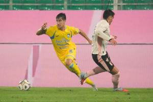 Palermo, Italia, 1 novembre 2025. Stadio Renzo Barbera, Palermo vs Pescara, match valido per il campionato di Serie B 2025/2026. Nella foto: Tommaso Corazza (Pescara) e Niccolo’ Pierozzi (Palermo FC)