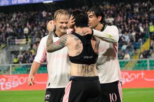 Palermo, Italia, 1 novembre 2025. Stadio Renzo Barbera, Palermo vs Pescara, match valido per il campionato di Serie B 2025/2026. Nella foto: Esultanza Palermo