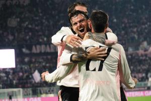 Palermo, Italia, 1 novembre 2025. Stadio Renzo Barbera, Palermo vs Pescara, match valido per il campionato di Serie B 2025/2026. Nella foto: Esultanza Niccolo’ Pierozzi (Palermo FC) e Matteo Brunori (Palermo FC)
