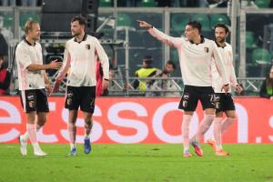 Palermo, Italia, 1 novembre 2025. Stadio Renzo Barbera, Palermo vs Pescara, match valido per il campionato di Serie B 2025/2026. Nella foto: Esultanza Palermo
