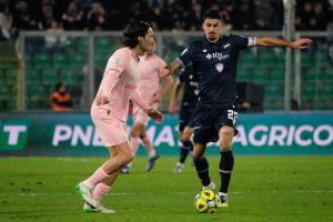 Palermo, Italia, 12 dicembre 2025. Stadio Renzo Barbera, Palermo vs Sampdoria, match valido per il campionato di Serie B 2025/2026. Nella foto: Tommaso Augello (Palermo FC) e Tiziano Istrefi (Sampdoria)