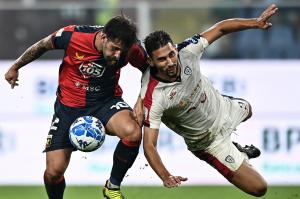 Mg Genova 07/10/2022 - campionato di calcio serie B / Genoa-Cagliari / foto Matteo Gribaudi/Image Sport
nella foto: Mattia Aramu-Edoardo Goldaniga