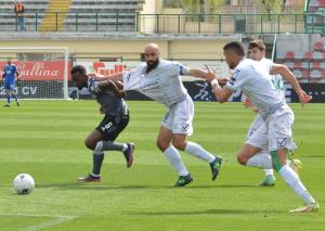 Alessandria, Serie B, 2021/2022, Alessandria-Pordenone 2-0, giocata allo stadio Giuseppe Moccagatta, nella foto: Abou Ba e Simone Pasa si contrastano
