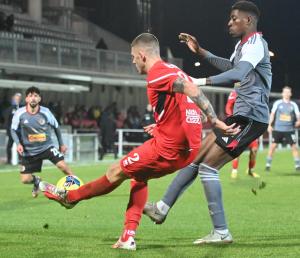 Alessandria Serie C, 2023/2024, Alessandria-Fiorenzuola 0-1, giocata allo stadio Giuseppe Moccagatta, nella foto: Davide Gentile contrastato da Siafa Ethoa Juan Jose