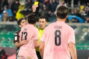 Palermo, Italia, 7 febbraio 2026. Stadio Renzo Barbera, Palermo vs Empoli, match valido per il campionato di Serie B 2025/2026. Nella foto: ammonizione Mattia Bani (Palermo FC)