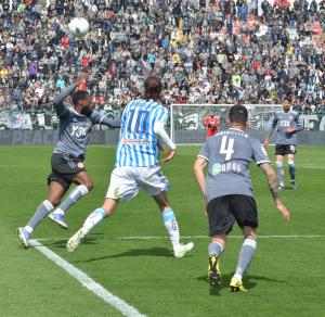 Alessandria, Serie B, 2021/2022, Alessandria-Spal 2-2, giocata allo stadio Giuseppe Moccagatta, nella foto: Abou Ba contrastato da Niccolò Zanellato