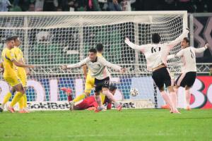 Palermo, Italia, 1 novembre 2025. Stadio Renzo Barbera, Palermo vs Pescara, match valido per il campionato di Serie B 2025/2026. Nella foto: Esultanza Niccolo’ Pierozzi (Palermo FC)