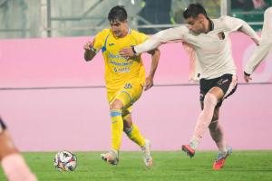 Palermo, Italia, 1 novembre 2025. Stadio Renzo Barbera, Palermo vs Pescara, match valido per il campionato di Serie B 2025/2026. Nella foto: Tommaso Corazza (Pescara) e Niccolo’ Pierozzi (Palermo FC)