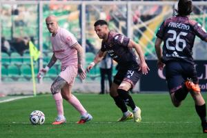 Palermo, Italy, 21 February 2026. Renzo Barbera Stadium, Palermo FC vs FC Sudtirol, match valid for the 2025/2026 Serie B championship. In the photo: Antonio Palumbo (Palermo FC) and Hamza El Kaouakibi (FC Sudtirol)