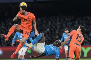 Db Napoli 03/12/2023 - campionato di calcio serie A / Napoli-Inter / foto Daniele Buffa/Image Sport
nella foto: Victor Osimhen-Francesco Acerbi-Hakan Calhanoglu