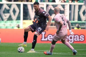 Palermo, Italy, 21 February 2026. Renzo Barbera Stadium, Palermo FC vs FC Sudtirol, match valid for the 2025/2026 Serie B championship. In the photo: Hamza El Kaouakibi (FC Sudtirol) and Antonio Palumbo (Palermo FC)