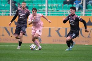 Palermo, Italy, 21 February 2026. Renzo Barbera Stadium, Palermo FC vs FC Sudtirol, match valid for the 2025/2026 Serie B championship. In the photo: Jacopo Segre (Palermo FC) and Simone Tronchin (FC Sudtirol)