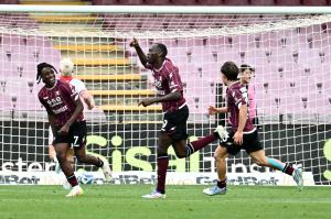 Salerno, 04.05.2025 - Salernitana - Mantova / Campionato Serie B 2024-25 / foto Nicola Ianuale
Nella foto: Simy Nwankwo esulta dopo aver realizzato il secondo gol della Salernitana