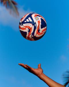 Adidas svela il pallone ufficiale 